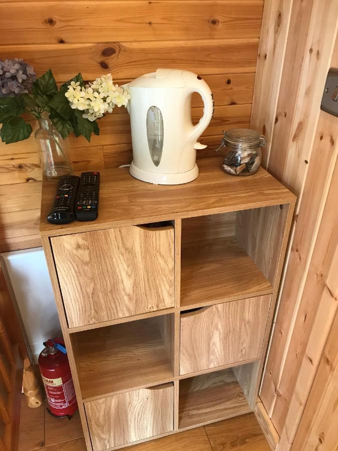 Unique Sheperds Hut Private Hot Tub, Ensuite & Kitchenette Clodock Kültér fotó