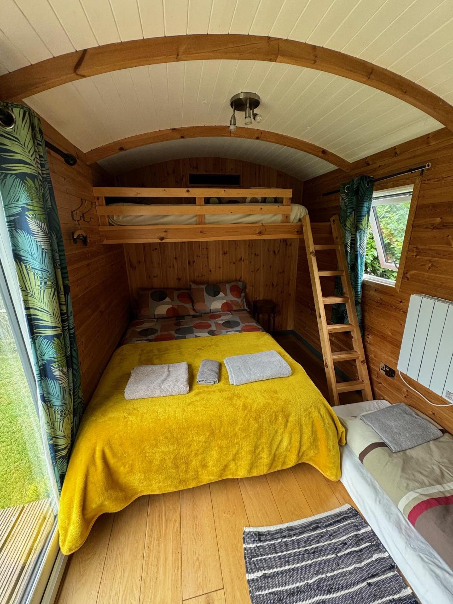 Unique Sheperds Hut Private Hot Tub, Ensuite & Kitchenette Clodock Kültér fotó