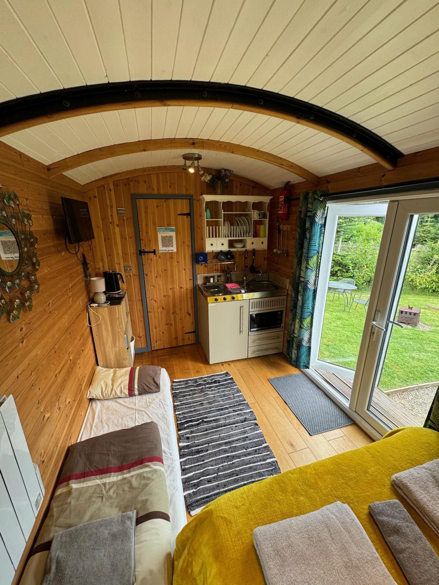 Unique Sheperds Hut Private Hot Tub, Ensuite & Kitchenette Clodock Kültér fotó